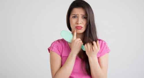 أسباب تساقط الشعر بكثرة عند النساء