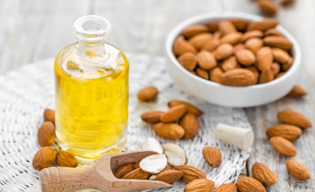 خلطه زيت اللوز الحلو لتبييض الجسم