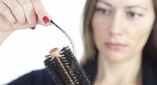كيف تعالج تساقط الشعر عند النساء