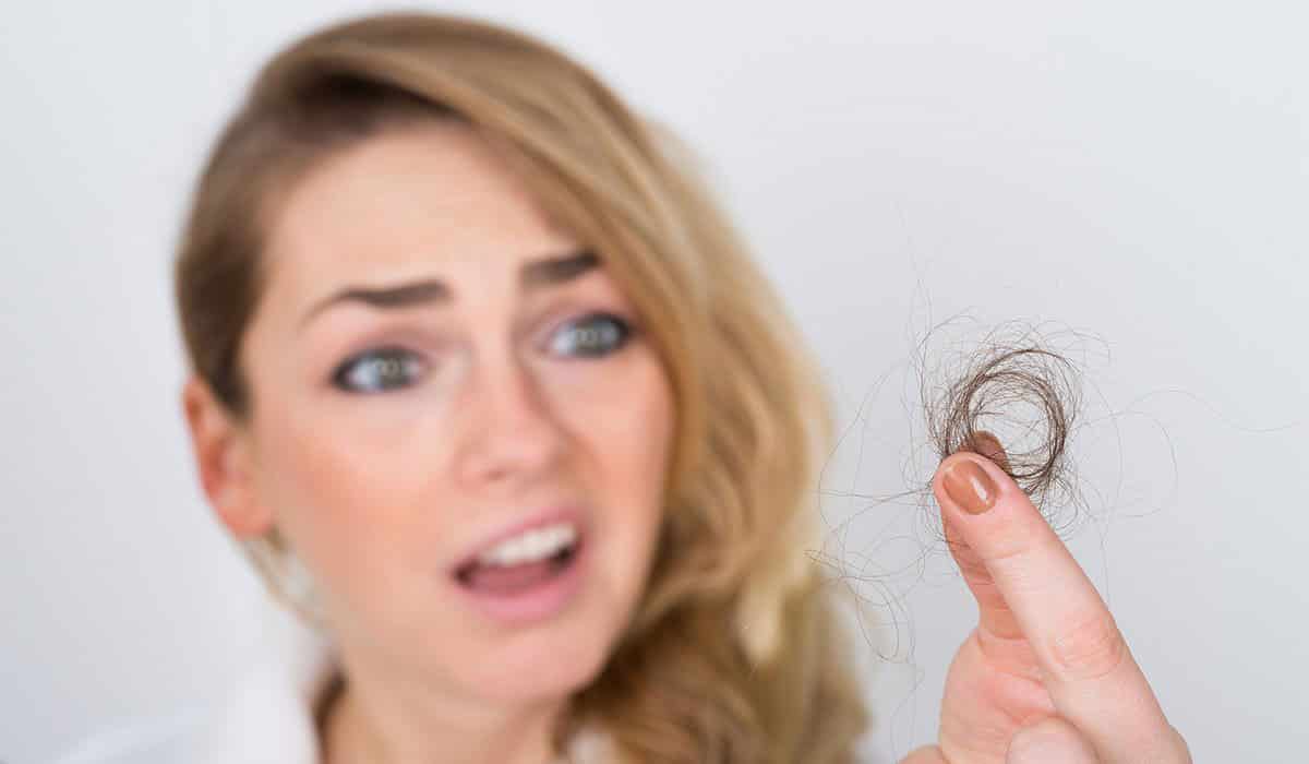 كيفية علاج تساقط الشعر عند النساء
