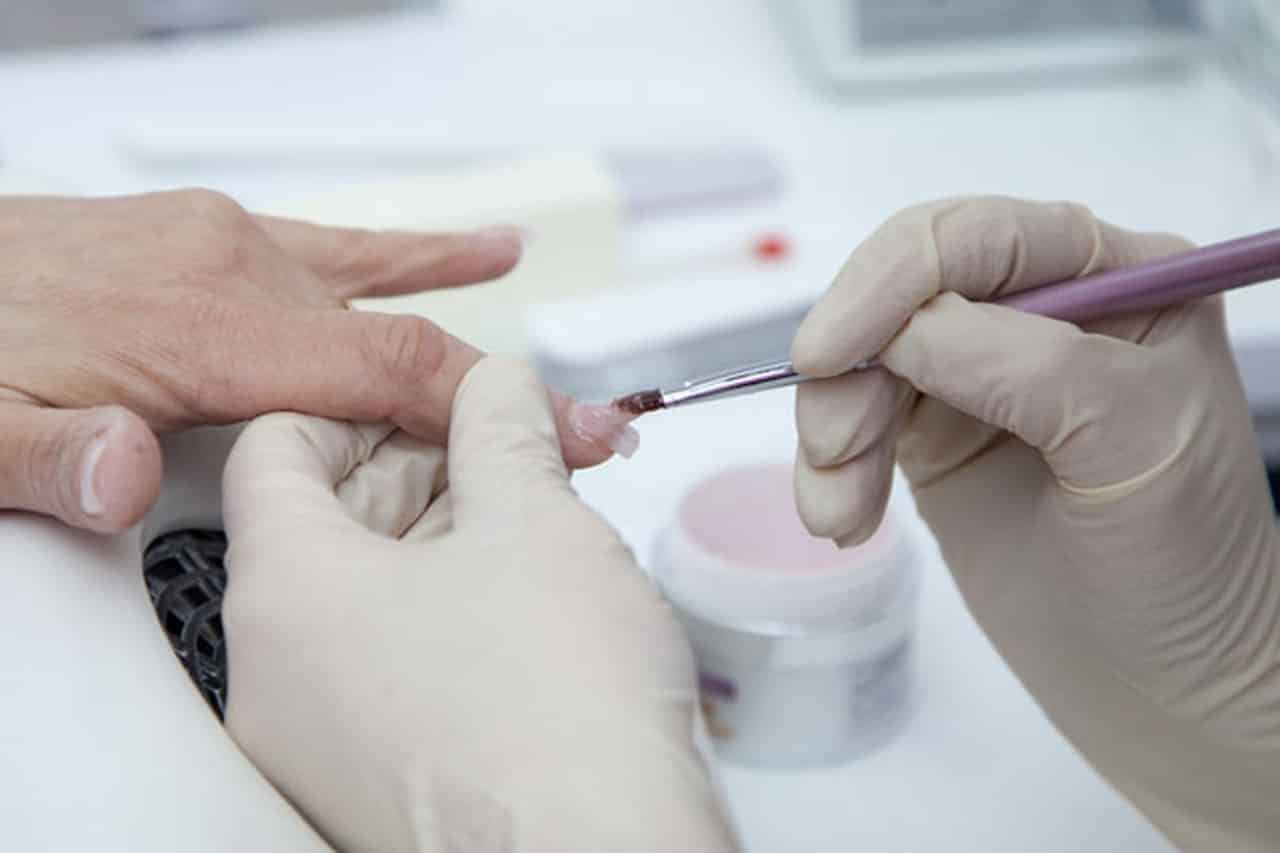 الطرق الصحيحة لطلاء الاظافر كصالونات التجميل حلوة