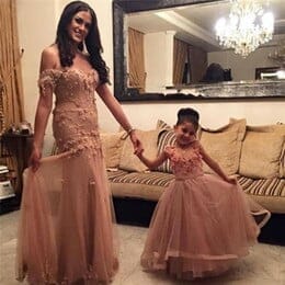 صور مميزة لأجمل فساتين الامهات مع أطفالها جميلة