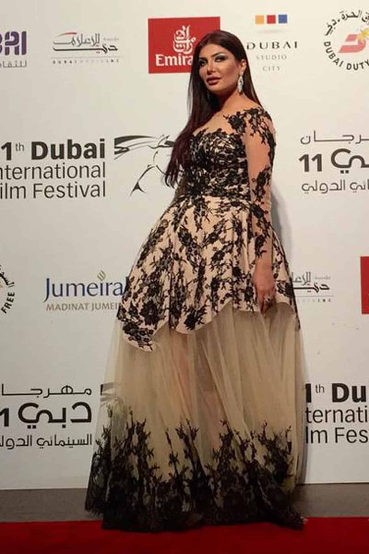 صور أحدث تصميمات لفساتين نجوم الفن لإطلالة جذابة جميلة