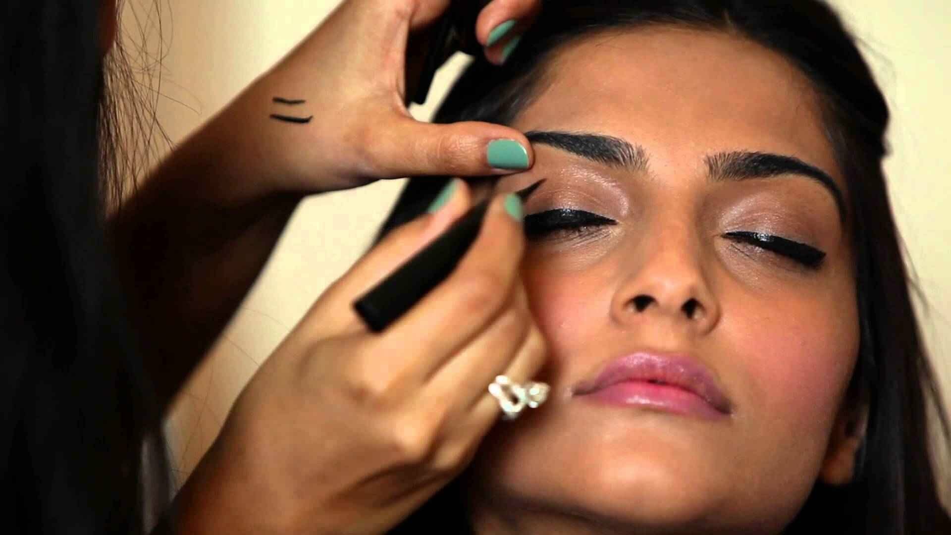 صور أحدث الطرق لوضع المكياج بطريقة مميزة جميلة جدا