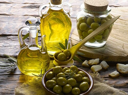 أهم الفوائد الطبيعية لشرب زيت الزيتون للرضع