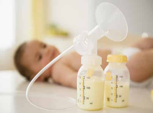 طريقة حفظ حليب الأم بعد شفطه مع حساب مدة صلاحيته
