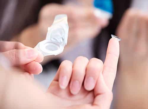 أسهل طريقة للبس العدسات وأهم النصائح