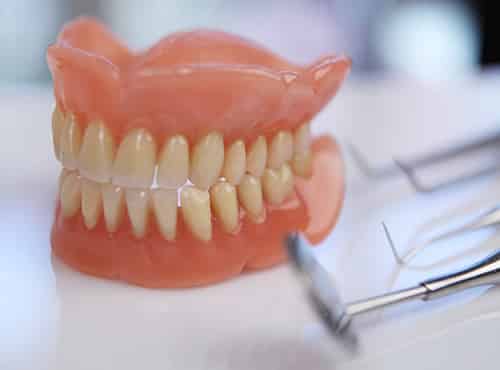 أهم مشاكل طقم الأسنان وأهم النصائح المستخدمة وطرق العلاج