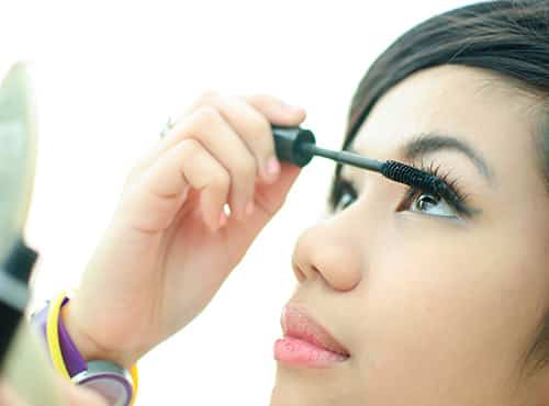 طريقة وضع مكياج عيون ناعم بالخطوات