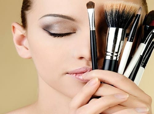 كيفية وضع المكياج للمبتدئين وأهم المستلزمات لوضع المكياج