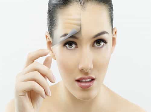 أضرار مستحضرات التجميل على العيون والبشرة