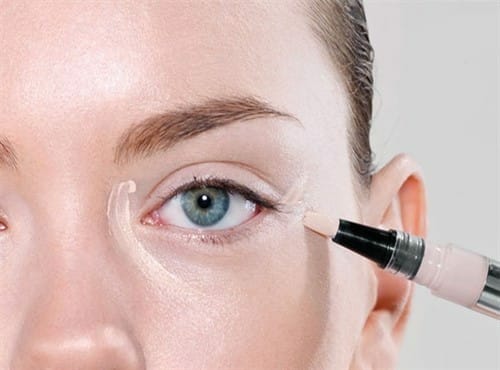 طرق تكبير العيون طبيعيا وبالمكياج