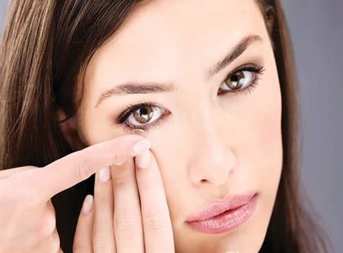 طريقة وضع العدسات الاصقة للمبتدئين