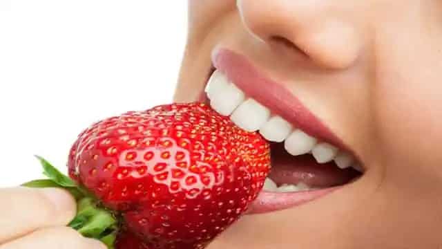 أسهل طريقة لعلاج اصفرار الأسنان في 4 خطوات