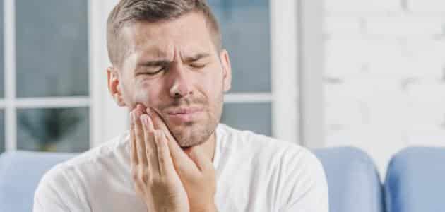 ماذا لو استطعت التخلص من ألم الأسنان في 30 ثانية ؟ ألن يكون ذلك رائعًا؟ حسنًا فمن خلال هذا المقال سنقدم لك كيفية التخلص من ألم الأسنان باذن الله خلال 30 ثانية فقط. اتضح أن هناك طريقة سهلة للقيام بذلك, في السابق ،شاركنا عددًا من الطرق والتي تساعد علي علاج الم الاسنان في البيت - واليوم عدنا بواحدة أخرى. كيفية التخلص من ألم الأسنان باذن الله خلال 30 ثانية فقط وجع الأسنان مشكلة شائعة في الأسنان يمكن أن تسببها أشياء كثيرة. ومع ذلك ،فإن السببين الأكثر شيوعًا هما تسوس الأسنان وأمراض اللثة. يمكن أن يكون ألم الأسنان مؤلمًا جدًا وقد يؤدي في النهاية إلى تلف دائم إذا لم يتم علاج الاسنان في الوقت المناسب. ولكن هناك طرق لتقليل ألم الأسنان أو حتى التخلص منه حتى ترى طبيب الأسنان. للتخلص من وجع الأسنان بسرعة ،عليك معرفة السبب. قد يكون سنًا خراجًا أو التهاب لب السن (التهاب في حجرة اللب في سنك) وهذه تعد اسباب الم الاسنان الاكثر انتشارا. إذا كانت عدوى ،يمكنك استخدام مسكنات الألم والمضادات الحيوية التي لا تستلزم وصفة طبية. ومع ذلك ،إذا كانت المشكلة هي تلف عصب الأسنان (مثل حشو متشقق أو قناة الجذر) ،فلن يختفي الألم حتى يصلح طبيب الأسنان. شرب بعض الماء البارد سيساعد في تخفيف ألم أسنانك. تأكد من الاحتفاظ بزجاجة من الماء البارد في متناول يدك دائمًا حتى تتمكن من تقليل مستوى الألم فورًا عندما تشعر بالألم مرة أخرى. عندما تشعر بألم في الأسنان ،جرب الشطف بالماء الدافئ والملح أو تناول مسكنات الألم التي لا تستلزم وصفة طبية مثل الإيبوبروفين ؛ هذه سوف تساعد في تخفيف بعض الألم حتى تتمكن من الاستمتاع بيومك. إذا كنت لا تزال تعاني من مشاكل مع أسنانك بعد استخدام هذه العلاجات ،فاستشر طبيب أسنانك في أقرب وقت هناك طرق مختلفة تساعد علي علاج الم الاسنان بالمنزل ،لكن تذكر أن الطريقة الأكثر فعالية هي من خلال الوقاية. لمنع حدوث ألم الأسنان في المقام الأول ،تجنب الأطعمة التي تسبب عدم الراحة وتأكد من العناية بأسنانك بشكل صحيح عن طريق تنظيفها بالفرشاة مرتين في اليوم وزيارة طبيب الأسنان كل ستة أشهر على الأقل. علاج ألم الأسنان بالقران يعتبر وجع الأسنان من أكثر الإصابات شيوعًا التي نتعرض لها. وجع الاسنان هو حالة مؤلمة جدا للأسنان واللثة ويمكن علاجها بسهولة بمساعدة القرآن. لقد أنزل الله تعالى القرآن على سيدنا محمد صلى الله عليه وسلم كتابا للهداية والرحمة للبشرية جمعاء. عندما يكون لديك وجع أسنان ،يمكنك قراءة هذه السور من القرآن. عن طريق وضع يدك في مكان الألم وقرأة سورة الفاتحة والإخلاص.. بالاضافة الي ذلك يمكنك قراءة الآية الكريمة “وترى الجبال تحسبها جامدة وهي تمر مر السحاب صنع الله الذي أتقن كل شيء إنه خبير بما تفعلون”. ثم يقال: قلنا يا نار كوني بردًا وسلامًا على إبراهيم ! وأرادوا به كيدا فجعلناهم الأخسرين ". هذا النوع من العلاج يعمل لأنه يجعلك تركز على نفسك بدلاً من ألمك. يقدم موقع ست الكل أيضًا طرقًا اخري يمكنك استخدامها في علاج ألم الأسنان. ومع ذلك ،لا ينبغي تطبيق هذه الطريقة في حالة وجود علامات أخرى لمشاكل الأسنان مثل التهاب اللثة أو تورم الفم. وفي نهاية مقالنا حول كيفية التخلص من ألم الأسنان باذن الله خلال 30 ثانية فقط أتمني أن يكون قد نال اعجابكم و جدتم به ضالتكم، وسوف اطلب منكم فضلا وليس امرا مشاركة هذا المقال على مواقع التواصل الاجتماعي والمنصات المختلفة ليستفيد منها الاخرين في كل مكان.